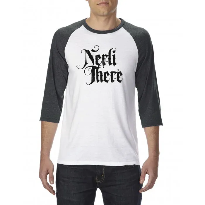 Baseball-tee med lyse framsider og mørke trekvartermer, med Nerli There-trykk